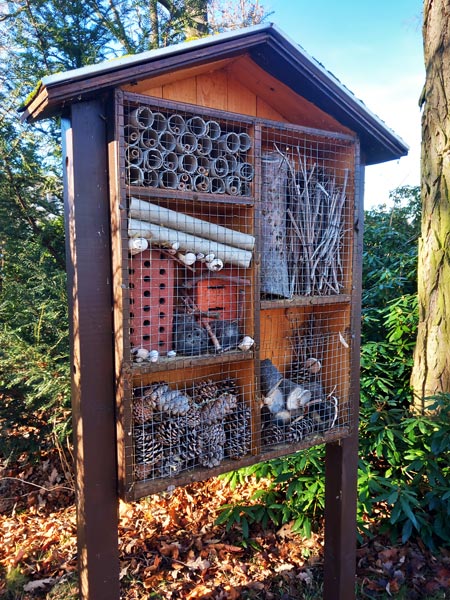 Ein schön gestaltetes Insektenhotel mit verschiedenen Füllungen.