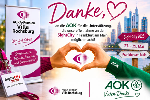 Im Vordergrund formen zwei Hände ein Herz, welches das stilisierte Logo des DBSV umrahmen, dahinter ist die Frankfurter Skyline mit mehreren Hochhäusern und dem Messeturm zu sehen. Links steht ein Roll-up mit dem Logo der AURA-Pension Villa Rochsburg, dem Slogan 'Wir sind dabei!' und dem Hinweis auf Teilhabe, Inklusion und Lebensqualität. Daneben liegt ein Namensschild mit dem Aufdruck 'SightCity 2026 Frankfurt am Main'. Rechts oben befindet sich ein Schild mit den Veranstaltungsdaten 'SightCity 2026, 27.–29. Mai, Frankfurt am Main'. Ein Dank an die AOK für die Unterstützung der Teilnahme an der SightCity in Frankfurt am Main.