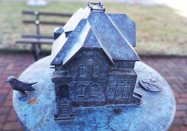 Ein schön gestaltetes massives Tastmodel vor einer Gartenbank.